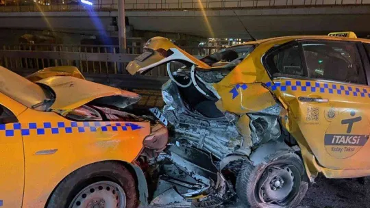 Kağıthane'de arıza yapan taksiye araç çarptı: 1 yaralı