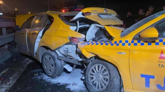 Kağıthane'de arıza yapan taksiye araç çarptı: 1 yaralı