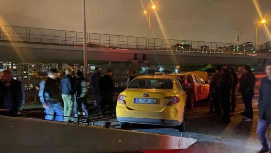 Kağıthane'de arıza yapan taksiye araç çarptı: 1 yaralı