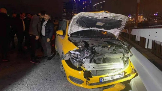 Kağıthane'de arıza yapan taksiye araç çarptı: 1 yaralı