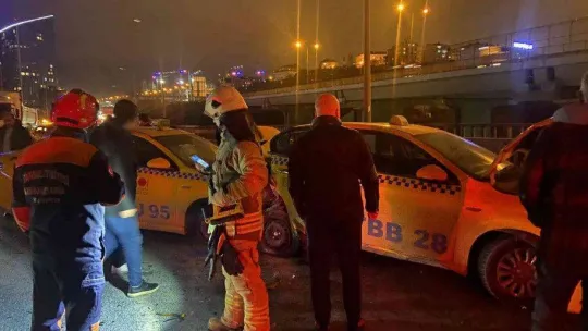 Kağıthane'de arıza yapan taksiye araç çarptı: 1 yaralı