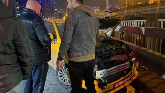 Kağıthane'de arıza yapan taksiye araç çarptı: 1 yaralı