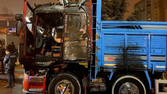 Kağıthane'de kamyon alev alev yandı