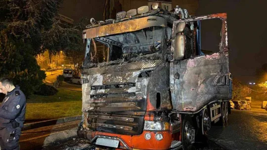 Kağıthane'de kamyon alev alev yandı