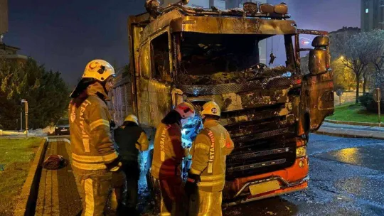Kağıthane'de kamyon alev alev yandı