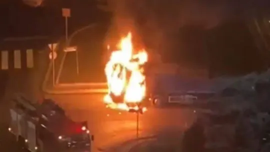 Kağıthane'de kamyon alev alev yandı