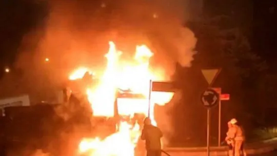 Kağıthane'de kamyon alev alev yandı