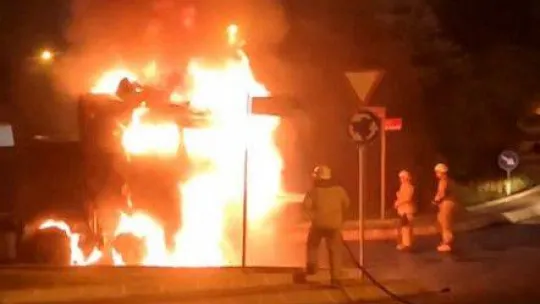 Kağıthane'de kamyon alev alev yandı