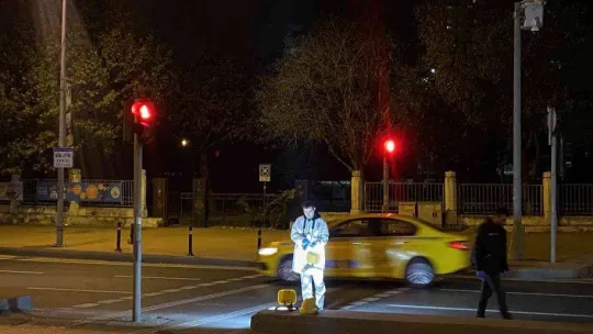 Kağıthane'de kırmızı ışıkta bekleyen lüks araca silahlı saldırı: 1 ölü