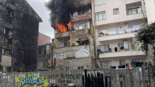 Kağıthane'de yangın çıkan daire alev alev yandı: İçeri mahsur kalanları itfaiye kurtardı