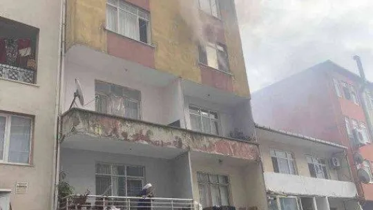 Kağıthane'de yangın çıkan daire alev alev yandı: İçeri mahsur kalanları itfaiye kurtardı