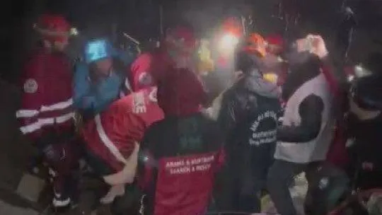 Kahramankazan Belediyesi, deprem bölgesinde enkaz çalışmalarına yardım ediyor