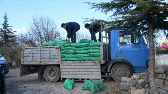 Kahramankazan Belediyesi, ihtiyaç sahibi 700 haneye 500 ton kömür yardımında bulunuyor