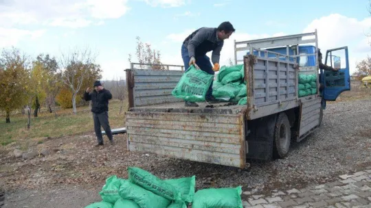 Kahramankazan Belediyesi, ihtiyaç sahibi 700 haneye 500 ton kömür yardımında bulunuyor