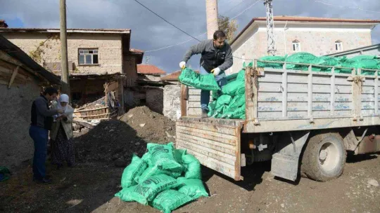 Kahramankazan Belediyesi, ihtiyaç sahibi 700 haneye 500 ton kömür yardımında bulunuyor