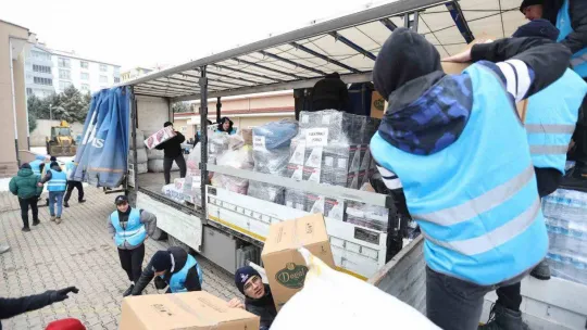 Kahramankazan'dan deprem bölgesine 2 tır dolusu yardım