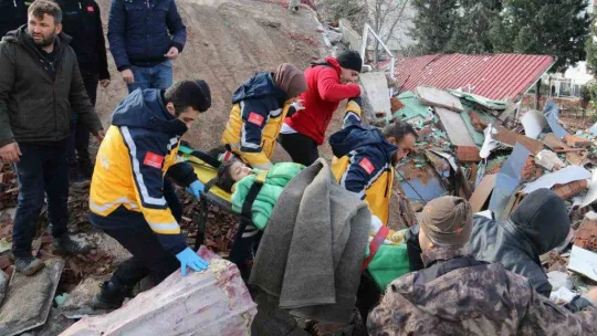 Kahramanmaraş'ta 32 saat sonra gelen mutluluk: Kardeşinin ardından o da kurtarıldı