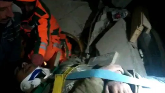 Kahramanmaraş'ta enkazın altındaki genç 39 saat sonra kurtarıldı