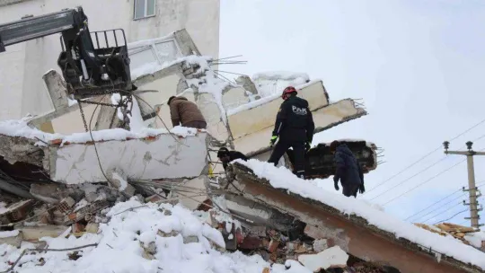Kahramanmaraş'ta Nermin Teyze 24 saattir enkaz altında kurtarılmayı bekliyor