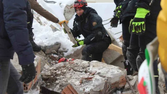 Kahramanmaraş'ta Nermin Teyze 24 saattir enkaz altında kurtarılmayı bekliyor