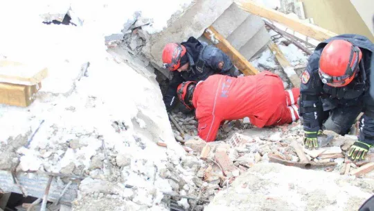 Kahramanmaraş'ta Nermin Teyze 24 saattir enkaz altında kurtarılmayı bekliyor