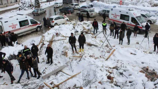 Kahramanmaraş'ta Nermin Teyze 24 saattir enkaz altında kurtarılmayı bekliyor