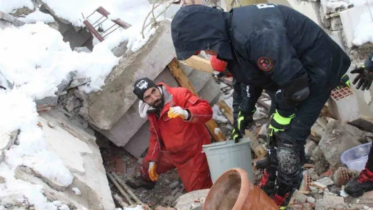 Kahramanmaraş'ta Nermin Teyze 24 saattir enkaz altında kurtarılmayı bekliyor
