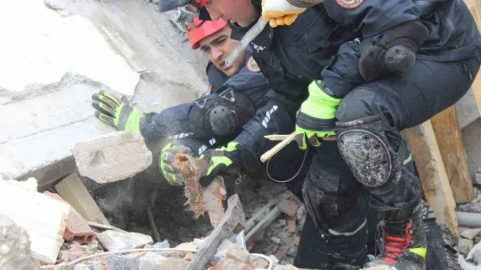 Kahramanmaraş'ta Nermin Teyze 24 saattir enkaz altında kurtarılmayı bekliyor