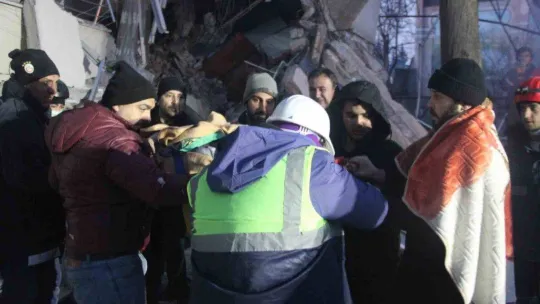 Kahramanmaraş'tan 51 saat sonra güzel haber: 20 yaşındaki Melisa kurtarıldı