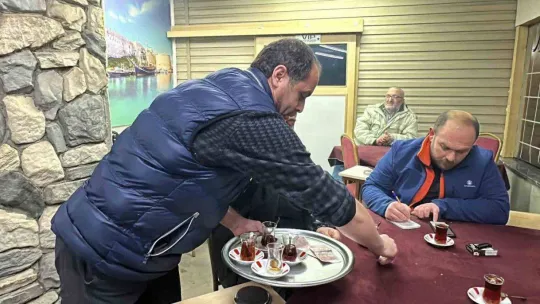 Kahvehanede oyunu yasakladı, gelirini depremzedeler için bağışlayacak