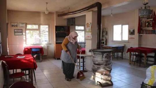 Kahvehaneye kadın eli değdi