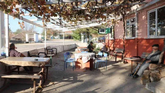 Kahvehaneye kadın eli değdi