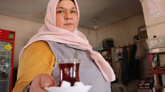 Kahvehaneye kadın eli değdi