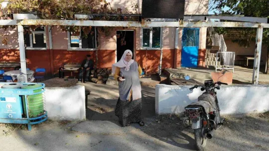 Kahvehaneye kadın eli değdi