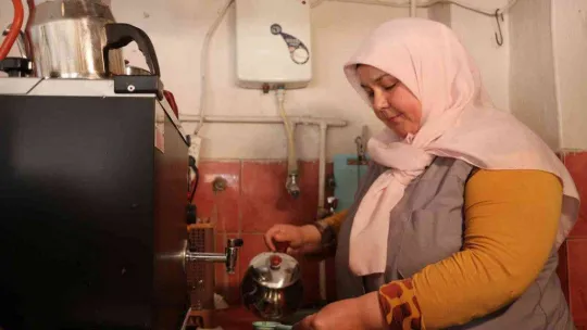 Kahvehaneye kadın eli değdi