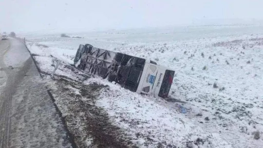 Kamil Koç'a ait 2 otobüs 5 kilometre arayla karda yan yattı