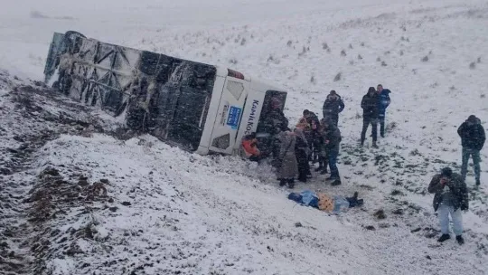 Kamil Koç'a ait 2 otobüs 5 kilometre arayla karda yan yattı