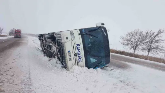 Kamil Koç'a ait 2 otobüs 5 kilometre arayla karda yan yattı