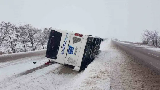 Kamil Koç'a ait 2 otobüs 5 kilometre arayla karda yan yattı