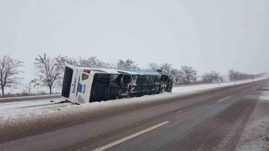 Kamil Koç'a ait 2 otobüs 5 kilometre arayla karda yan yattı