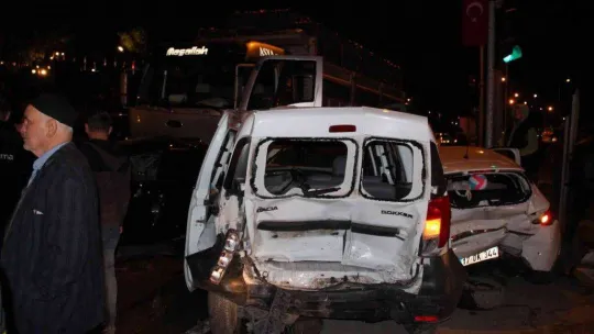 Kamyon kırmızı ışıkta duran araçlara çarptı: 9 yaralı