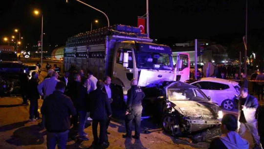 Kamyon kırmızı ışıkta duran araçlara çarptı: 9 yaralı