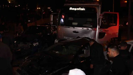 Kamyon kırmızı ışıkta duran araçlara çarptı: 9 yaralı