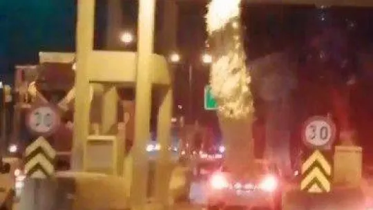 Kamyon sürücüsü yükseklik tabelasına aldırmadı, gişelerin tavanına çarptı