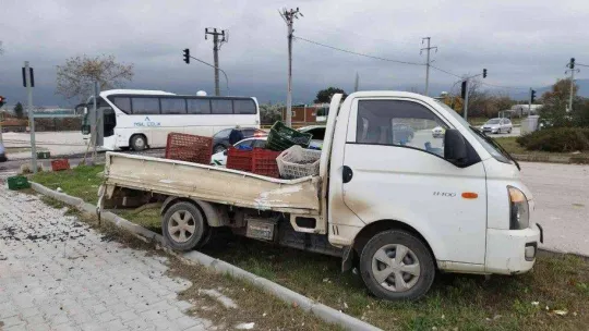 Kamyonet ile servis otobüsü çarpıştı, 1,5 ton zeytin yola saçıldı