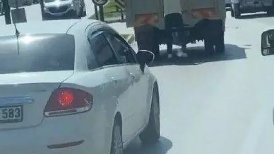 Kamyonetin arkasında patenle ölümüne yolculuk