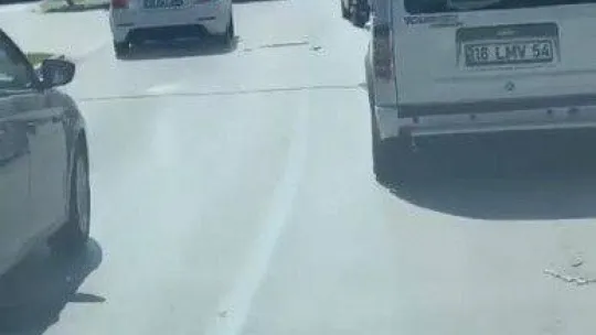 Kamyonetin arkasında patenle ölümüne yolculuk