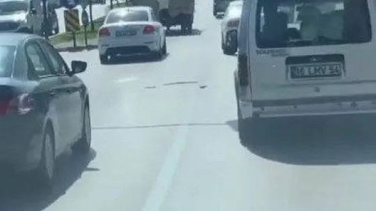 Kamyonetin arkasında patenle ölümüne yolculuk