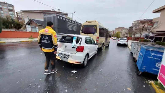Kamyonetin çarptığı otomobil dolmuşa arkadan vurdu: 1 yaralı