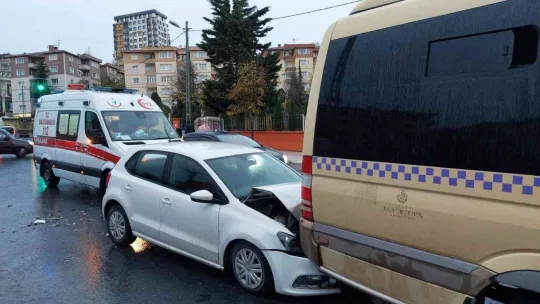 Kamyonetin çarptığı otomobil dolmuşa arkadan vurdu: 1 yaralı